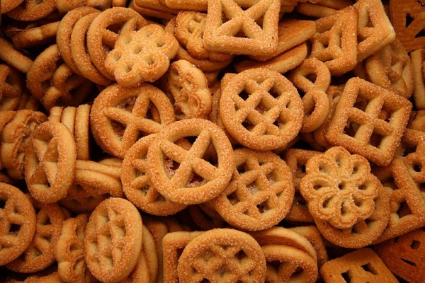 „Ainių“ vanilės skonio, įvairių formų sausainiai apibarstyti cukrumi
