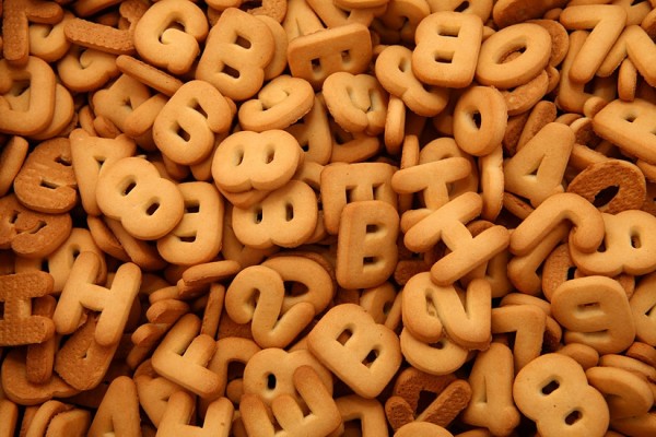 Zuckergebäck „Pirmokas“ mit Rum-Aroma, als Buchstaben und Zahlen geformt