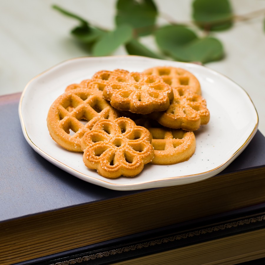 „Ainių“ vanilės skonio, įvairių formų sausainiai apibarstyti cukrumi
