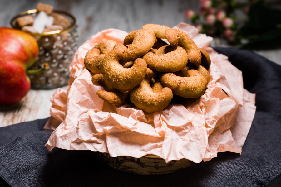 Sausainiai „Su džiovintais obuoliukais“ apibarstyti cinamonu ir cukrumi