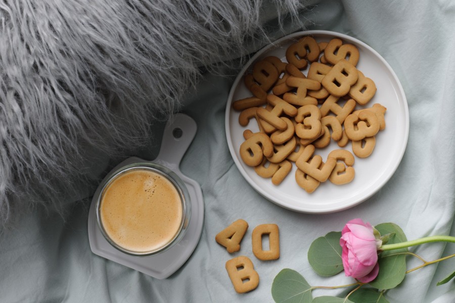 „Pirmokas“ skaičių ir raidelių formos cukriniai sausainiai su romo aromatu